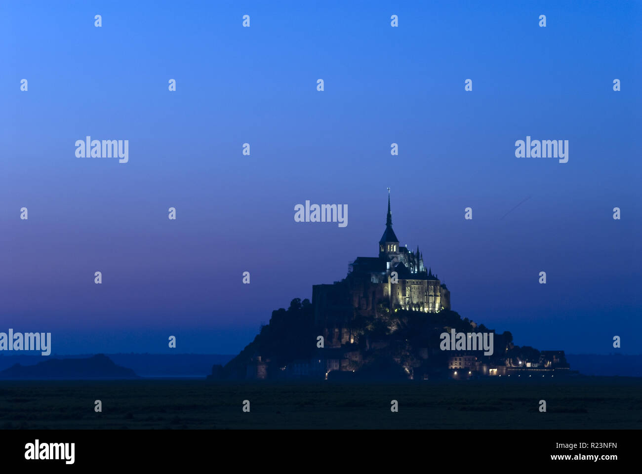 Nacht Blick auf den Mont-Saint-Michel (Le Mont-Saint-Michel), eine Gemeinde in der Normandie, Frankreich für seine Kloster- und Befestigungsanlagen bekannt. Stockfoto