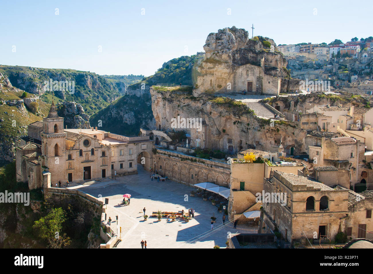 Lila und Weiß cyclamen. Sassi oder Steine von Matera, Kulturhauptstadt Europas 2019, Basilicata, Italien Stockfoto