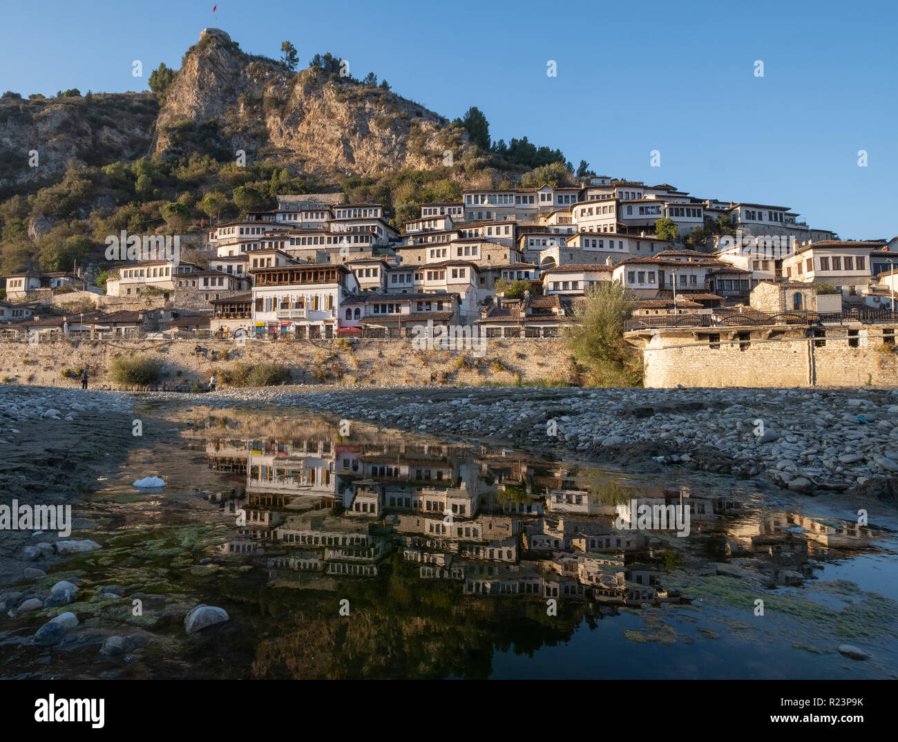 Blick auf die Stadt der tausend Fenster zum Unesco Weltkulturerbe Osum Fluss reflektieren, Berat Stockfoto