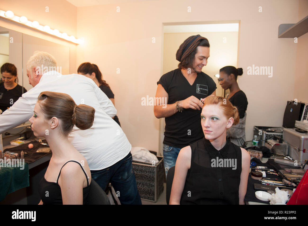 Dabei Haare und Make-up, bevor eine Modenschau in Lower Manhattan. Stockfoto
