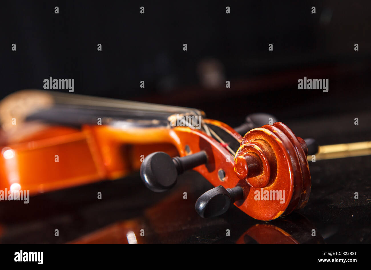 Leiter der Braun Vintage Violin liegen auf einem Tisch closeup Indoor Stockfoto