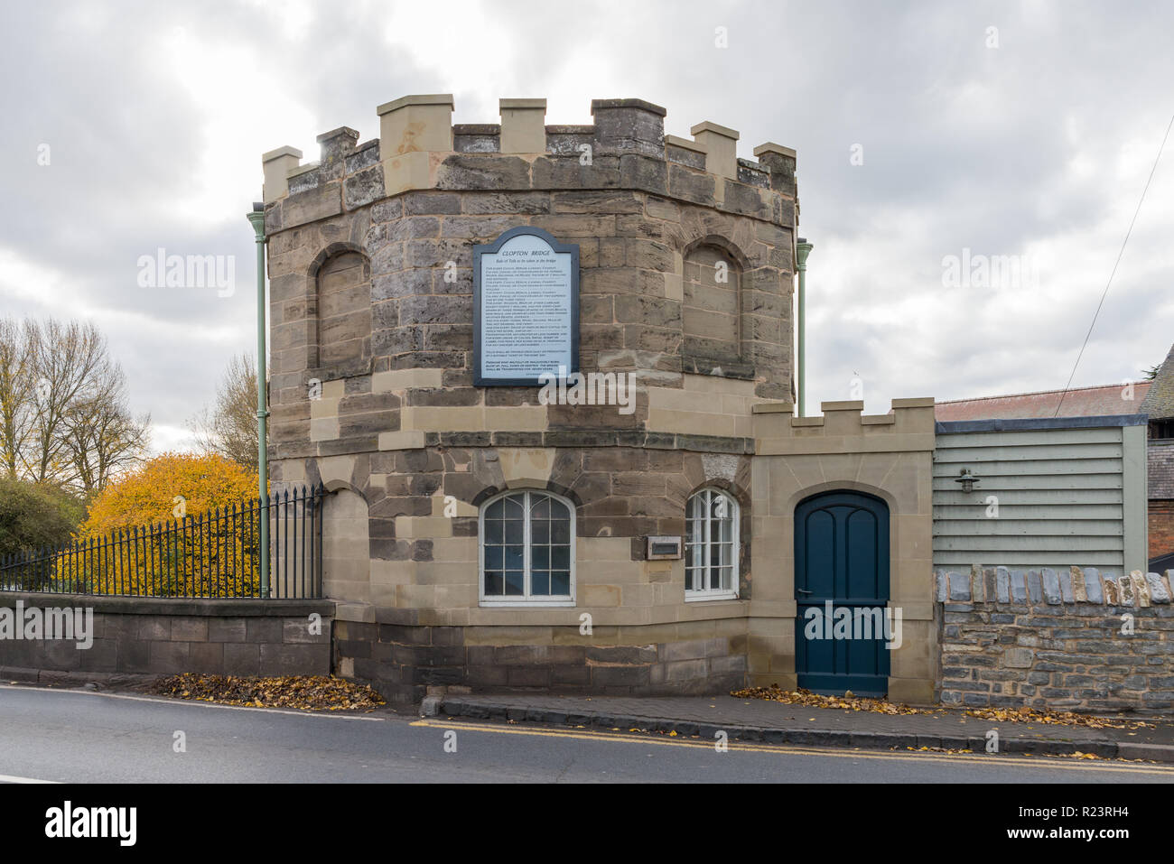 Clopton Bridge 10-seitige Toll House durch den Fluss Avon in Stratford-upon-Avon, Warwickshire ist eine geplante antiken Monument Stockfoto
