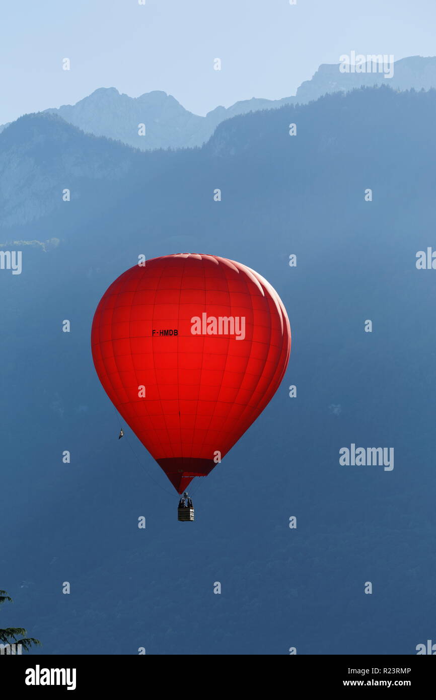 Red Balloon auf einen Flug am frühen Morgen über dem See von Annecy Frankreich Stockfoto