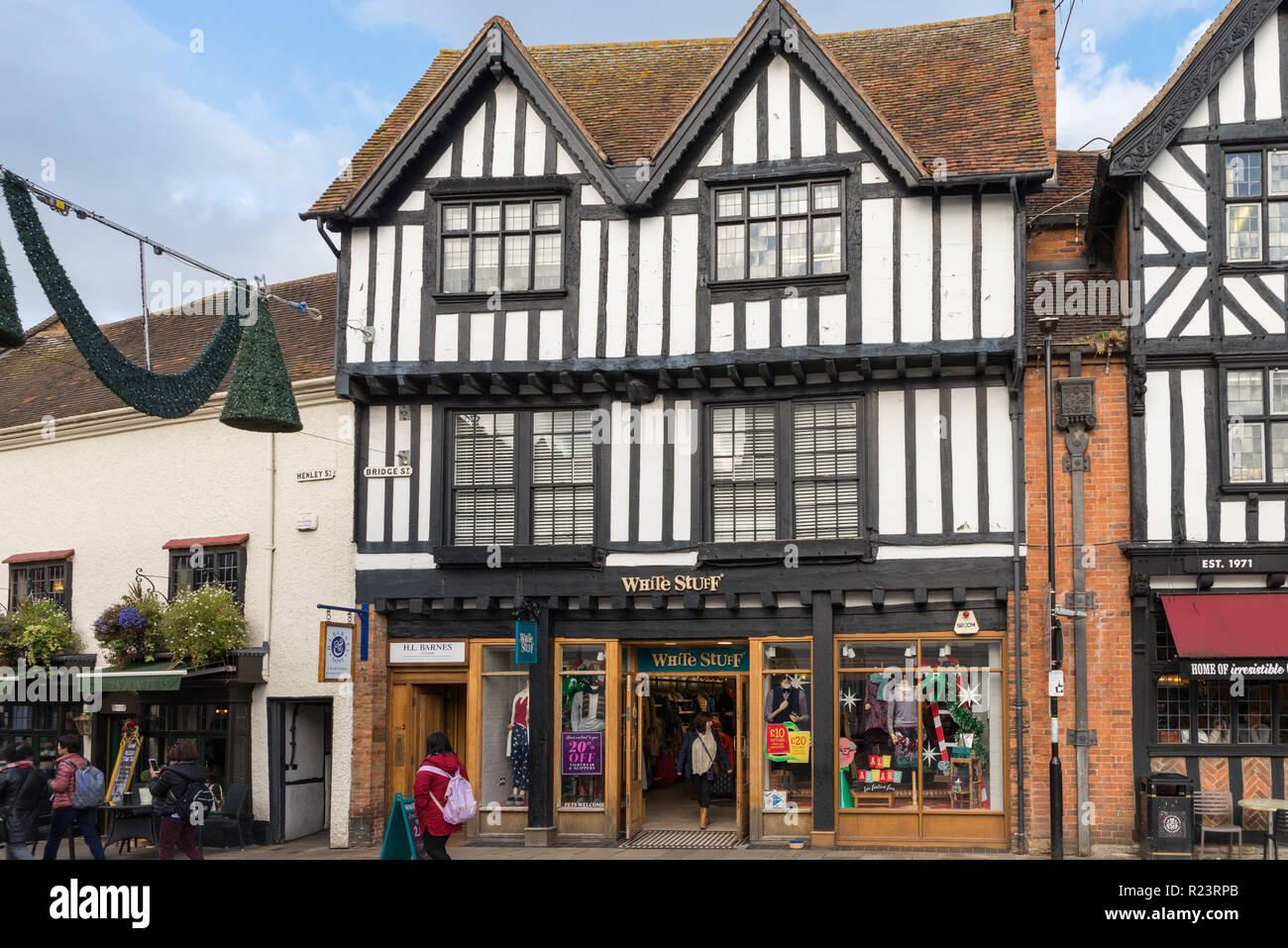 Weiße Zeug Clothing Store in Stratford-upon-Avon, Warwickshire Stockfoto
