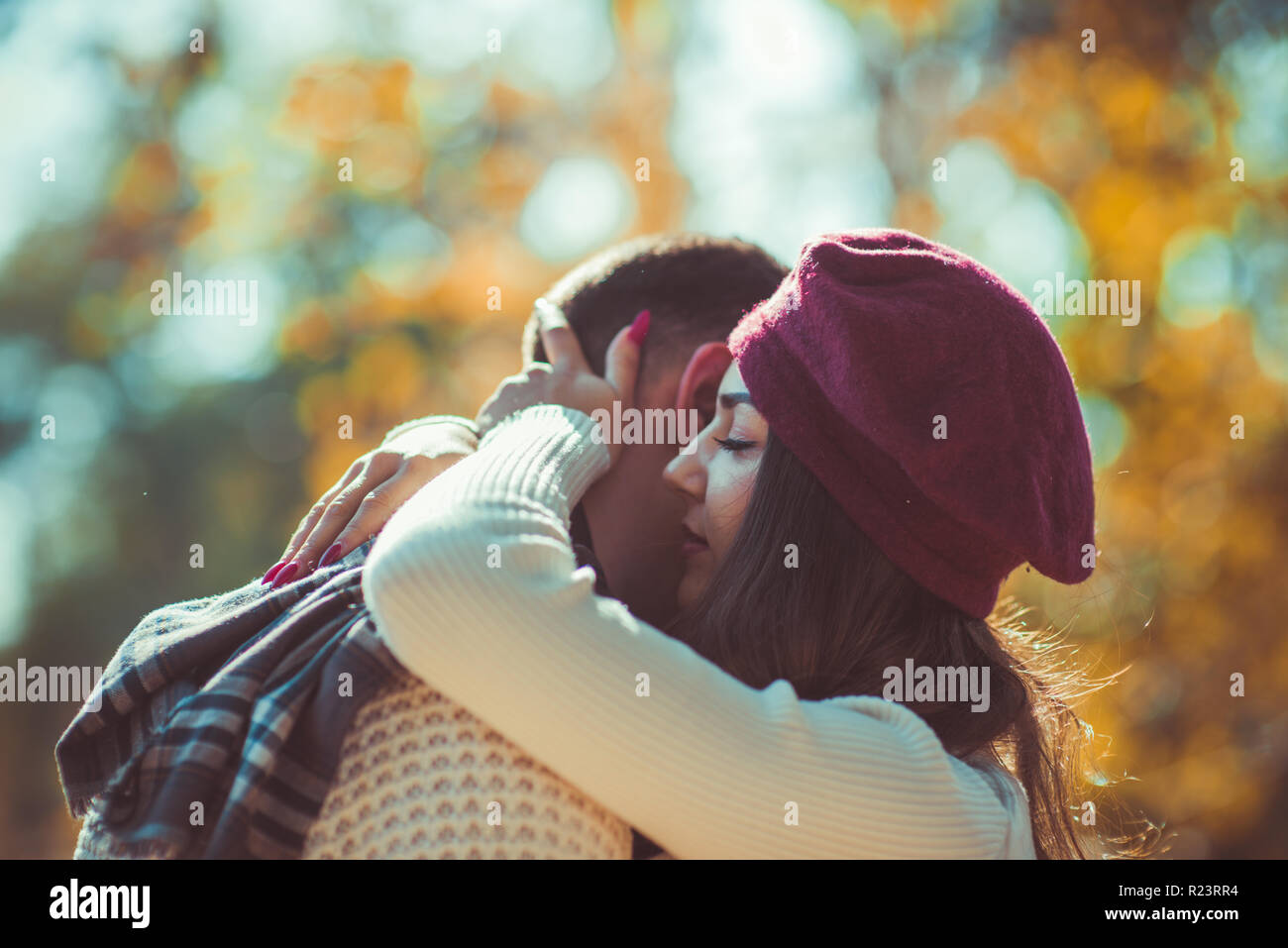 Süßes Paar ist draußen in der Natur Ruhe suchen und umarmen Stockfoto