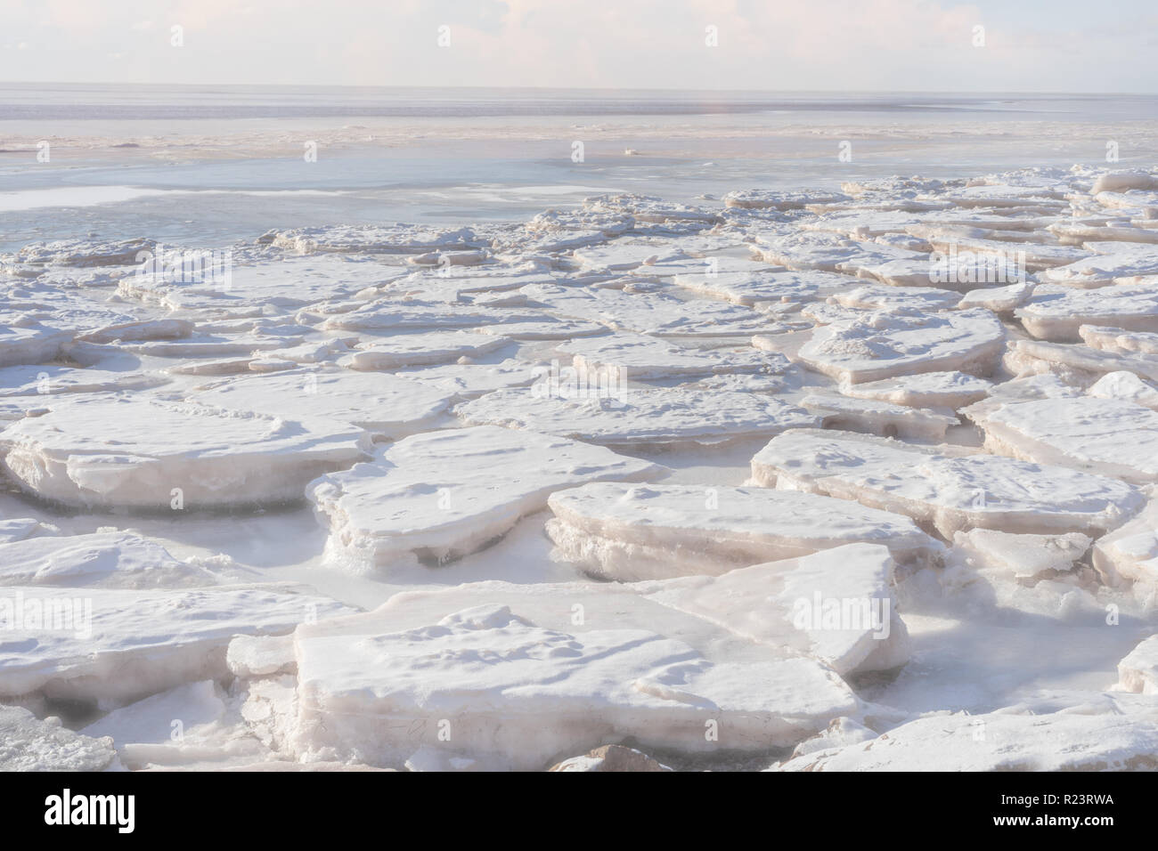 Eis fließt entlang der Atlantikküste. Stockfoto