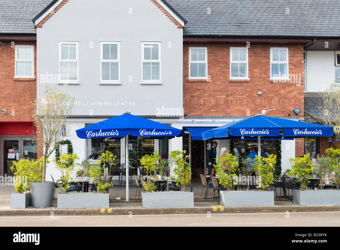 Große blaue Schirme außerhalb der Italienischen Carluccio's Restaurant in Stratford-upon-Avon, Warwickshire Stockfoto
