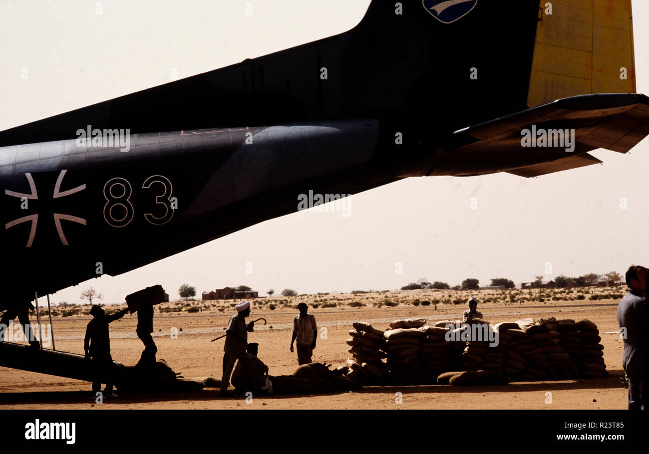 Sudan während der hungersnot Zeitraum Mai-Juni 1985. Dieses Bild in 2018 gescannt. amerikanischen Nahrungsmittelhilfe kommt auf eine deutsche Luftwaffe C 120 Ebene. Stockfoto