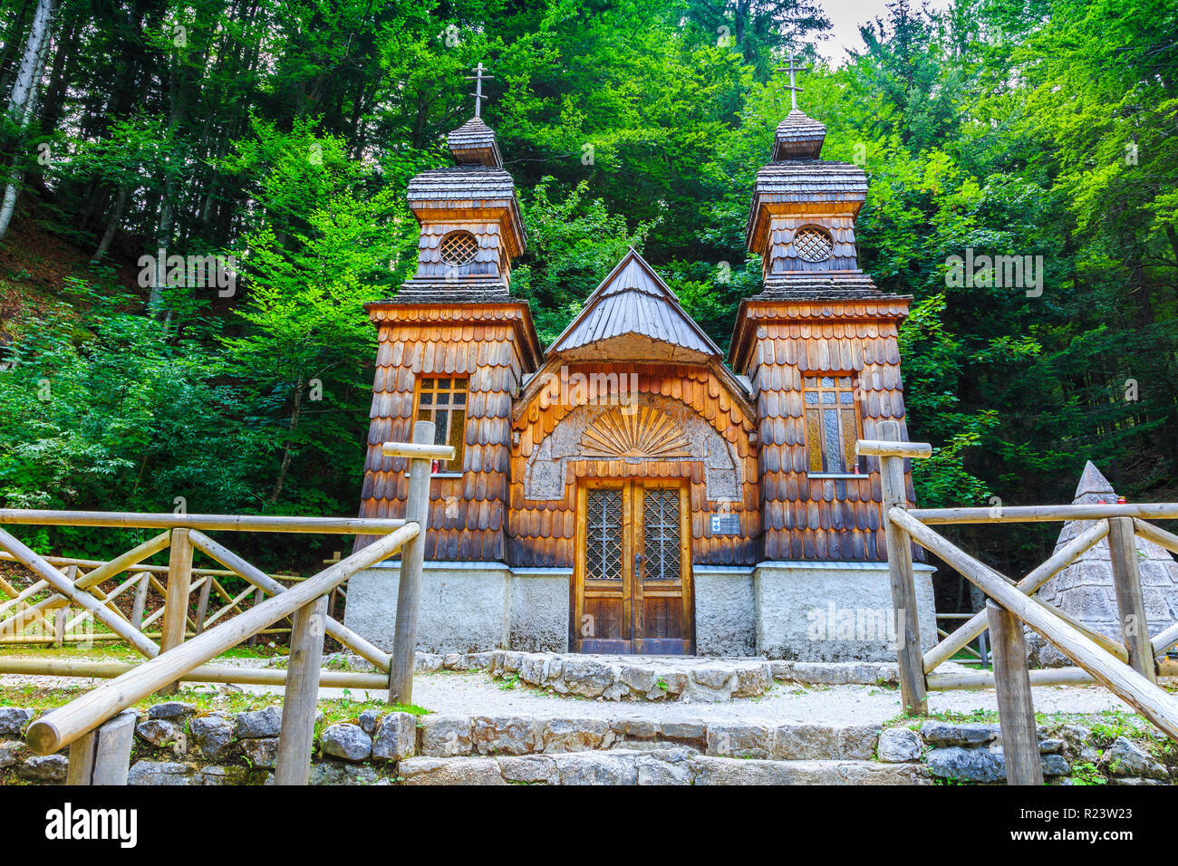 Russische Kapelle auf dem Vršič Pass. Stockfoto