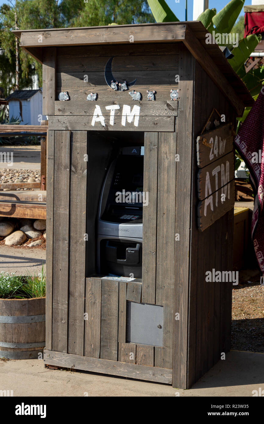 Eine moderne Geldautomaten Maschine in einem Holz Plank, um versteckte zu verschmelzen, Old Town San Diego State Historic Park, San Diego, California, United States. Stockfoto