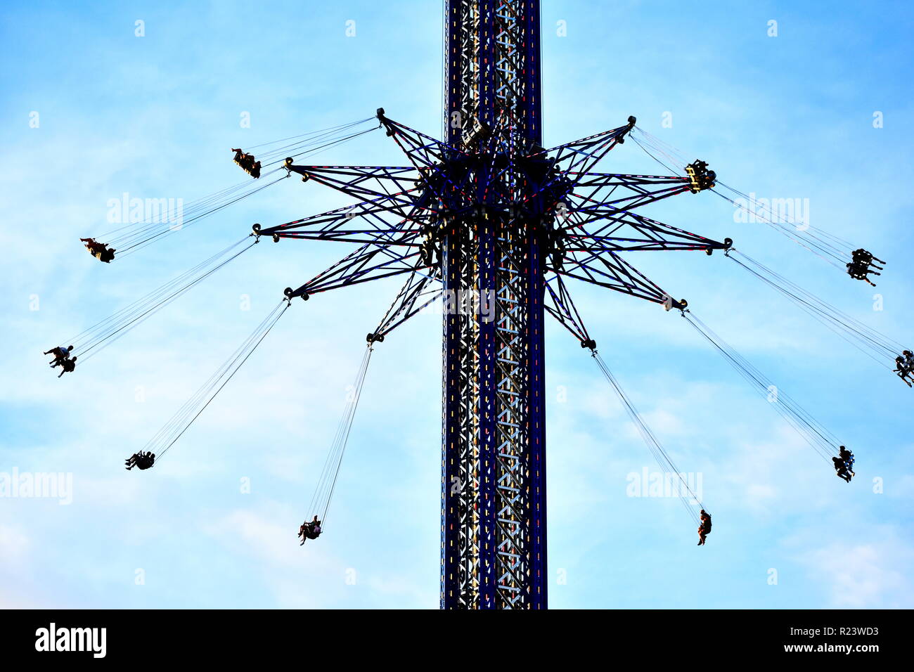 Orlando, Florida. Oktober 15, 2018 Leute genießen Star Flyer Attraktion auf bewölkt lightblue Hintergrund in den International Drive. Stockfoto