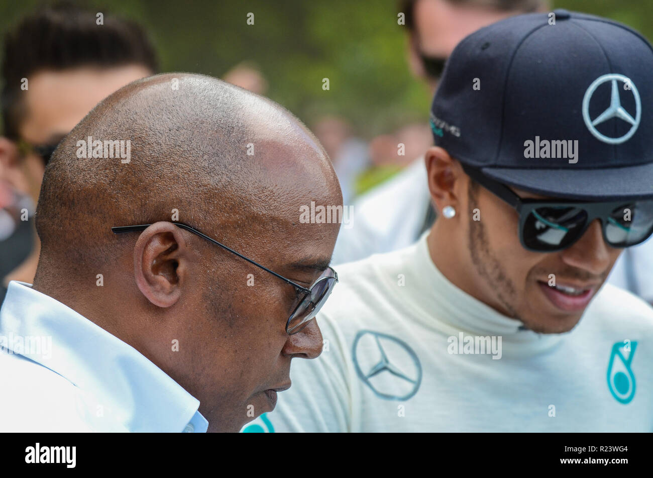 Lewis Hamilton, Mercedes Formel 1 Grand Prix Rennfahrer mit Vater Anthony Hamilton. Dad. Vater und Sohn. Mit Dad Stockfoto