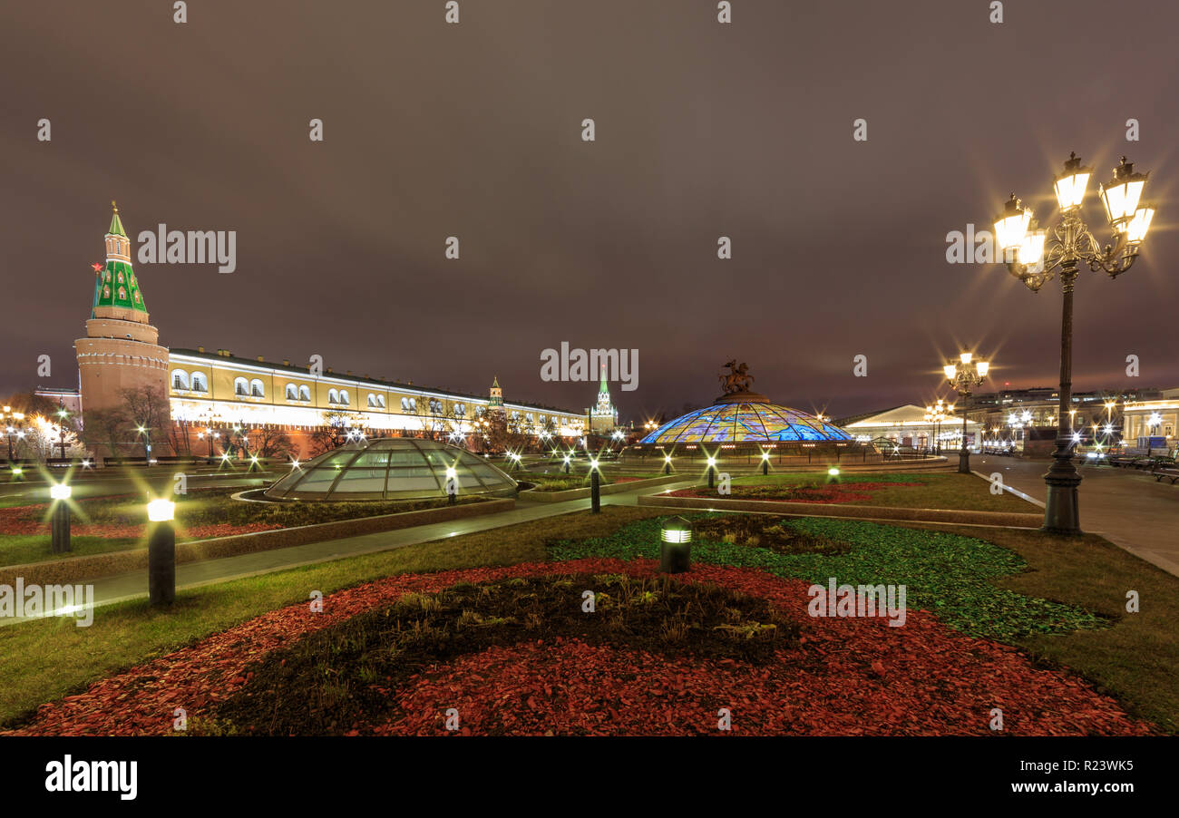 Nacht Blick über manezhnaya Ploschtschad in Moskau Stockfoto