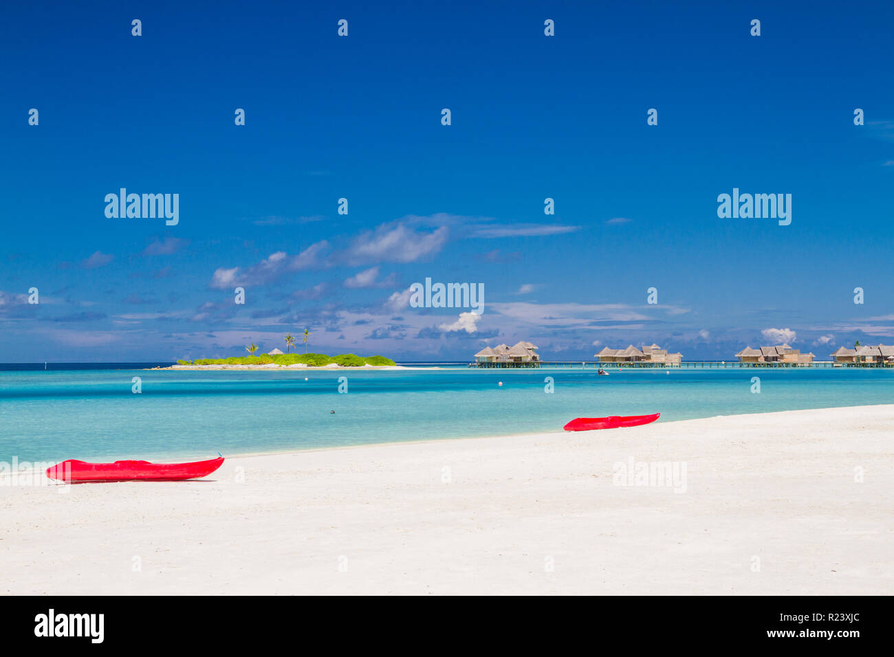 Kajak am sonnigen tropischen Strand mit Palmen auf den Malediven. Luxus Sommerurlaub, Wassersport und Freizeithintergrund Stockfoto