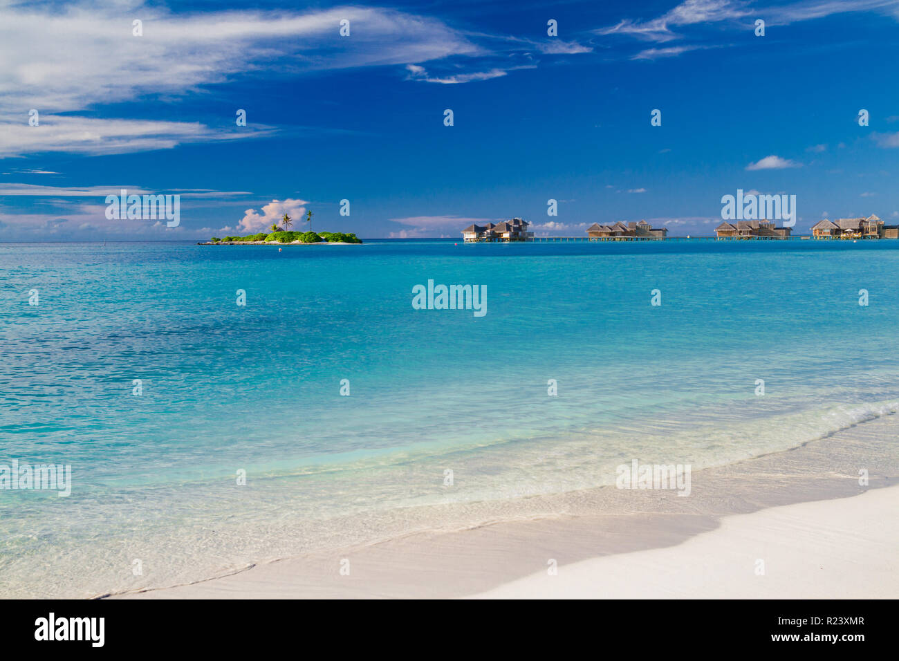 Tropische Insel mit Sandstrand, türkisblauem Wasser und Überwasser-Bungalow, Malediven. Luxus Sommer Reise und Urlaub, exotisches Ziel Stockfoto