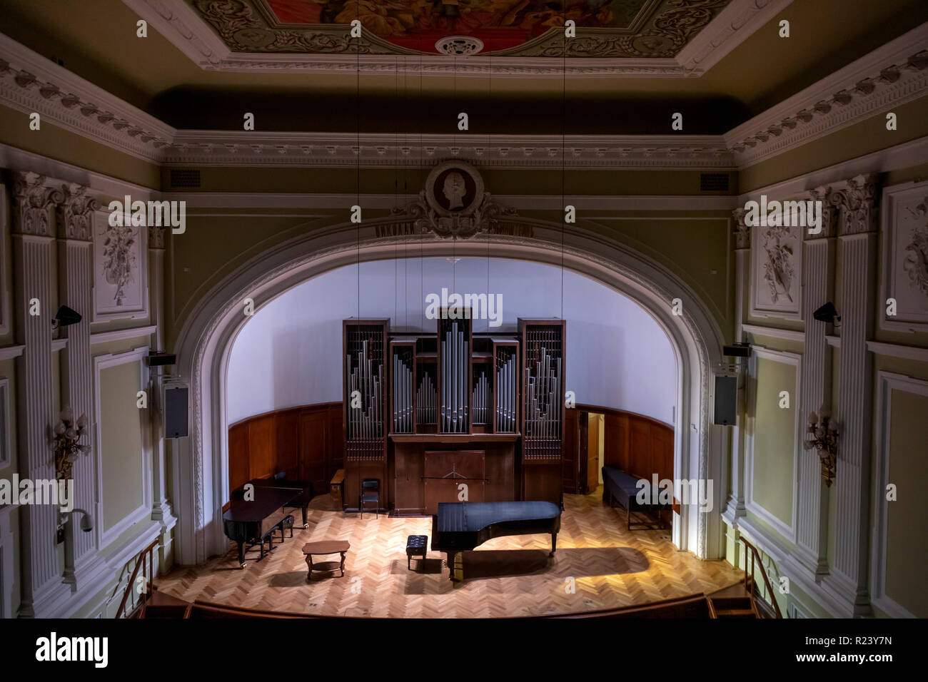 Ansicht von oben auf die kleine Halle der Moskauer Tschaikowsky-Konservatorium im Zentrum von Moskau, bevor ein Klavierkonzert, Russland Stockfoto