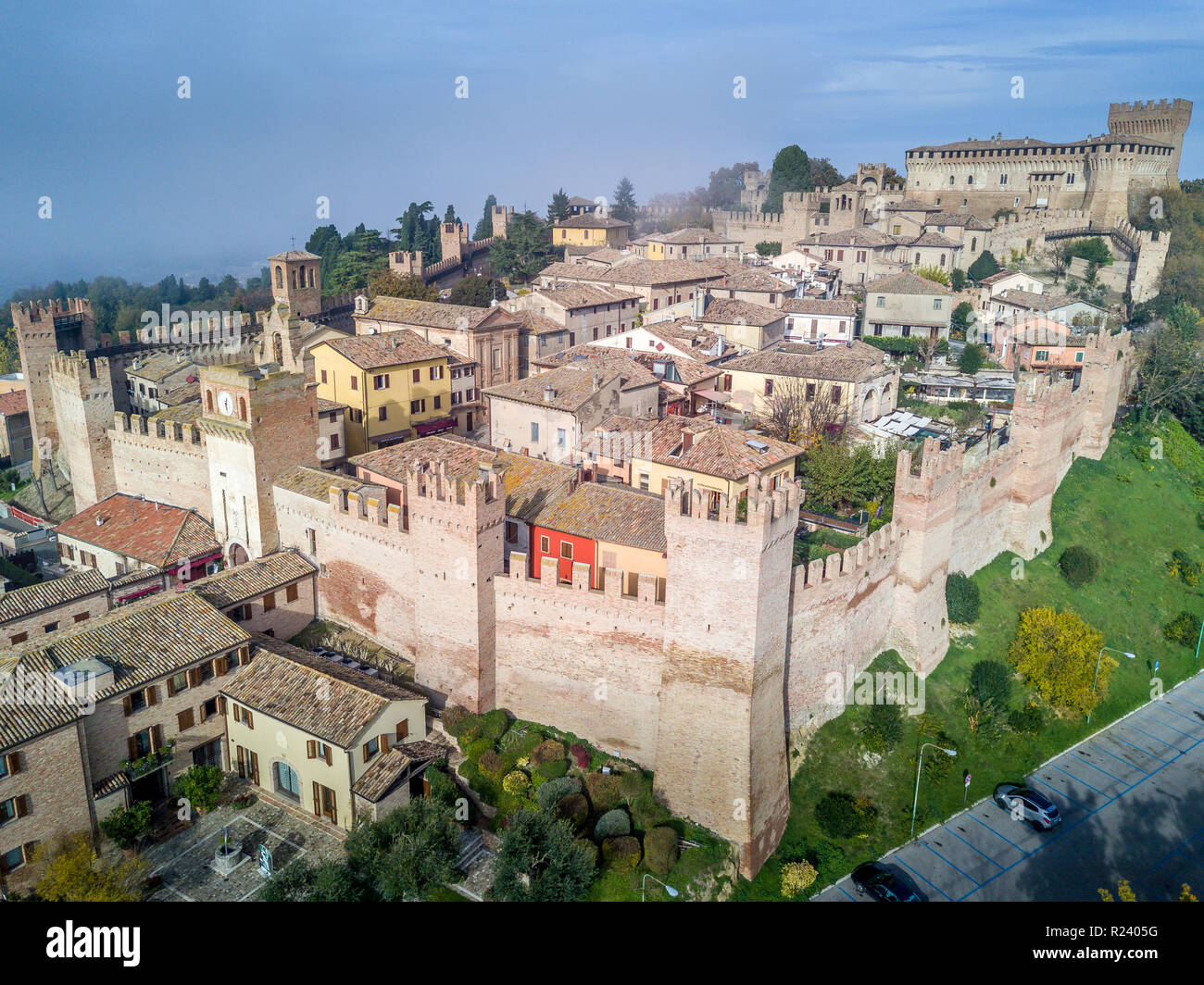 Luftaufnahme der ummauerten Stadt und Burg von Gradara in Marche Italien beliebtes Reiseziel der gut erhaltenen doppelten Wänden und Schloss Stockfoto