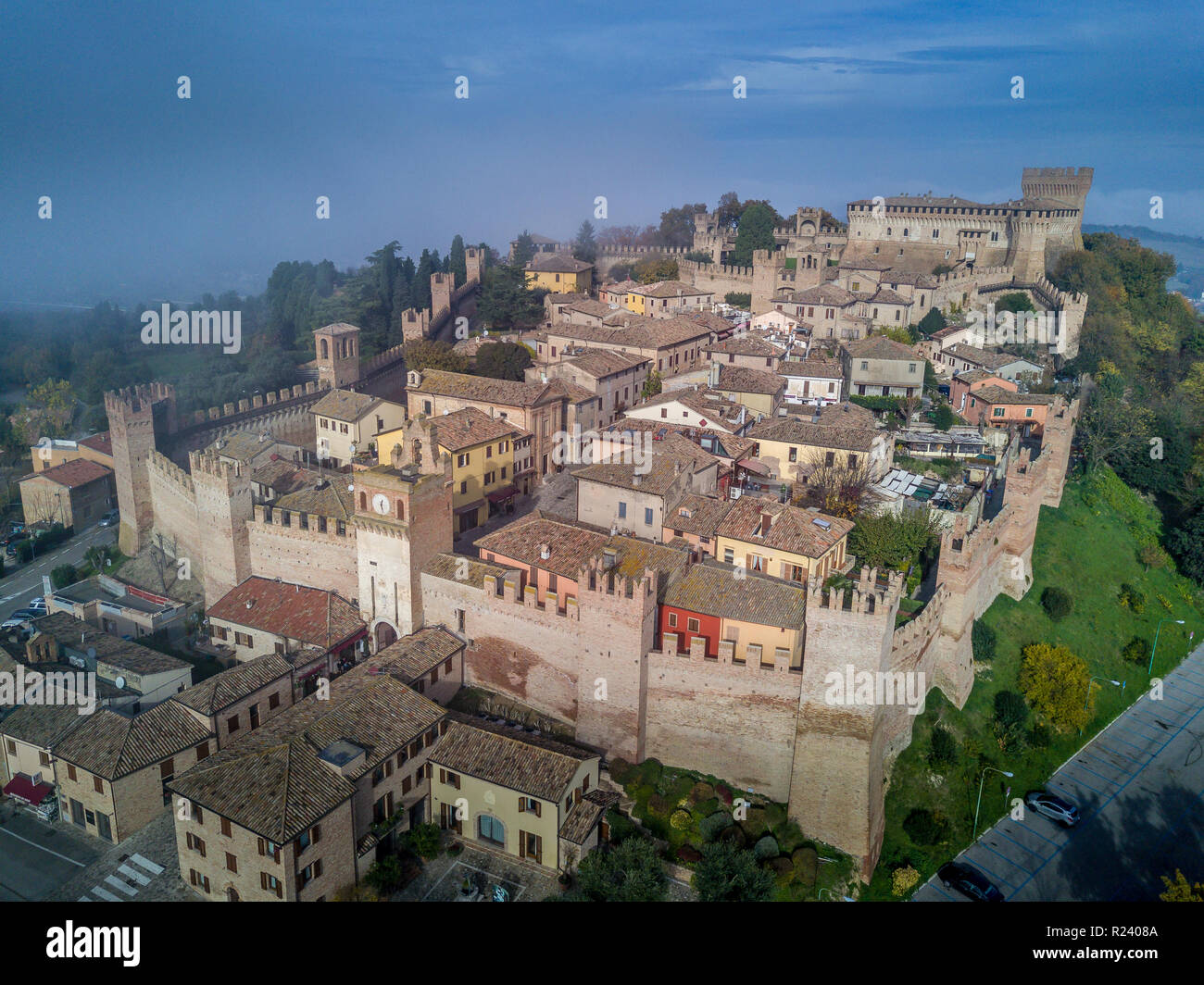 Luftaufnahme der ummauerten Stadt und Burg von Gradara in Marche Italien beliebtes Reiseziel der gut erhaltenen doppelten Wänden und Schloss Stockfoto