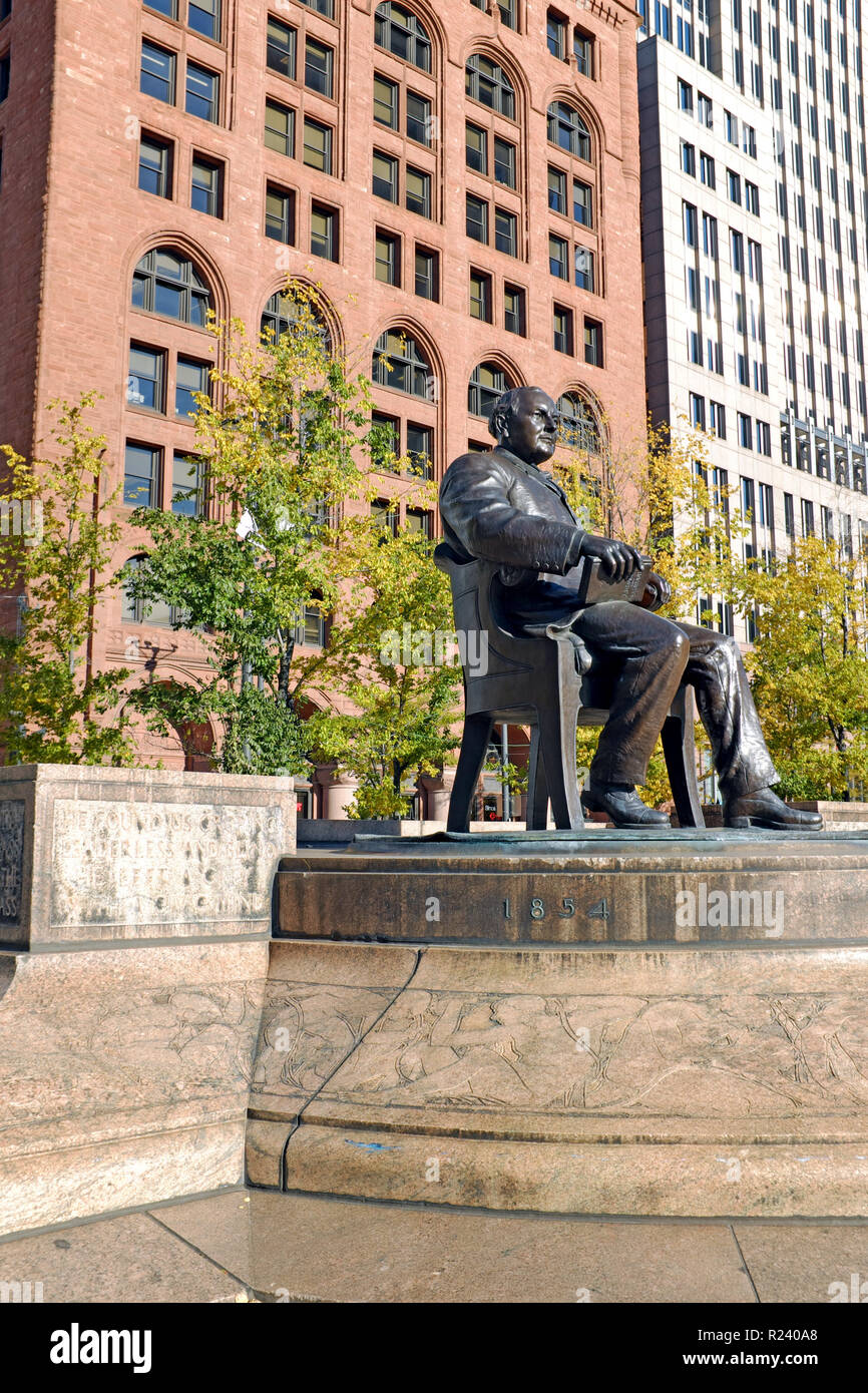 Statue des sitzenden Tom L. Johnson, Cleveland Bürgermeister von 1901-1909, in der Innenstadt von öffentlichen Platz wurde von Herman Matzen konzipiert und im Jahr 1915 platziert. Stockfoto