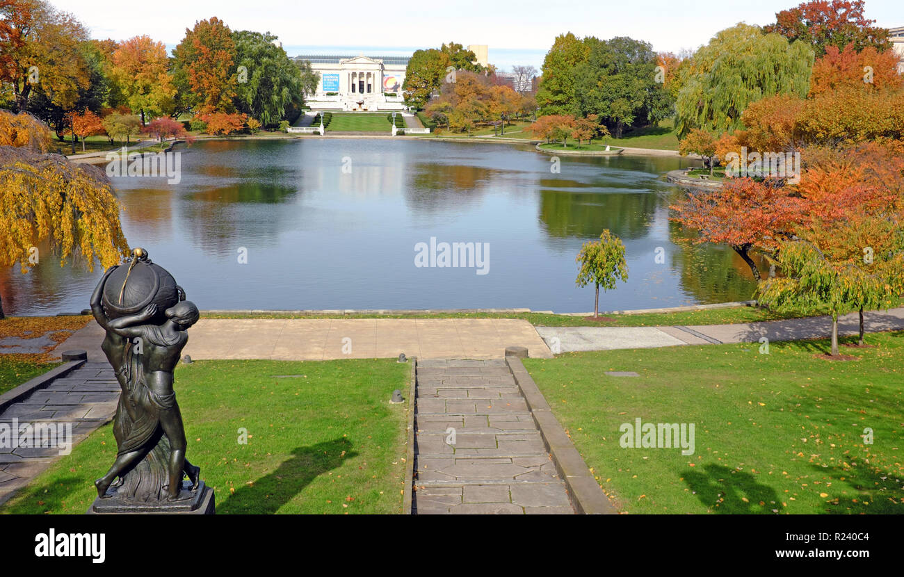 Wade Park in Cleveland, Ohio, USA ist mit Herbstfarben während über dem Teich gefüllt steht das stattliche Cleveland Museum der kunst Eingang Süd. Stockfoto