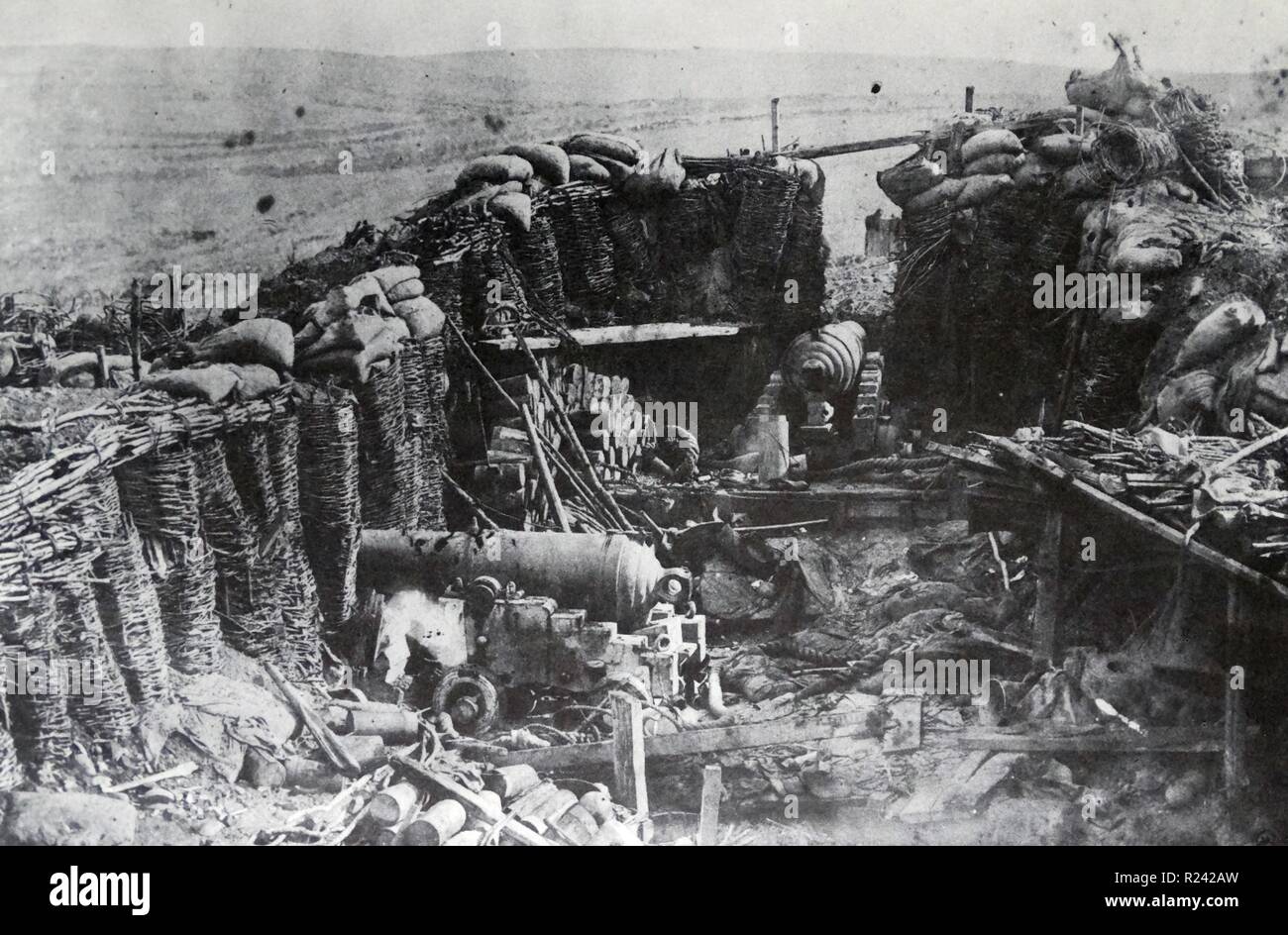 Foto des Redan nach der Aufgabe von Sebastopol, die von den Russen, 1855. Von Roger Fenton. Von der Insel Rennen, ein Jahrhundert Buch, das die Geschichte der Britischen Inseln aus der vor-römischer Zeit auf der Viktorianischen Ära. Von Sir Winston Churchill geschrieben und gekürzte von Timothy Baker. Stockfoto