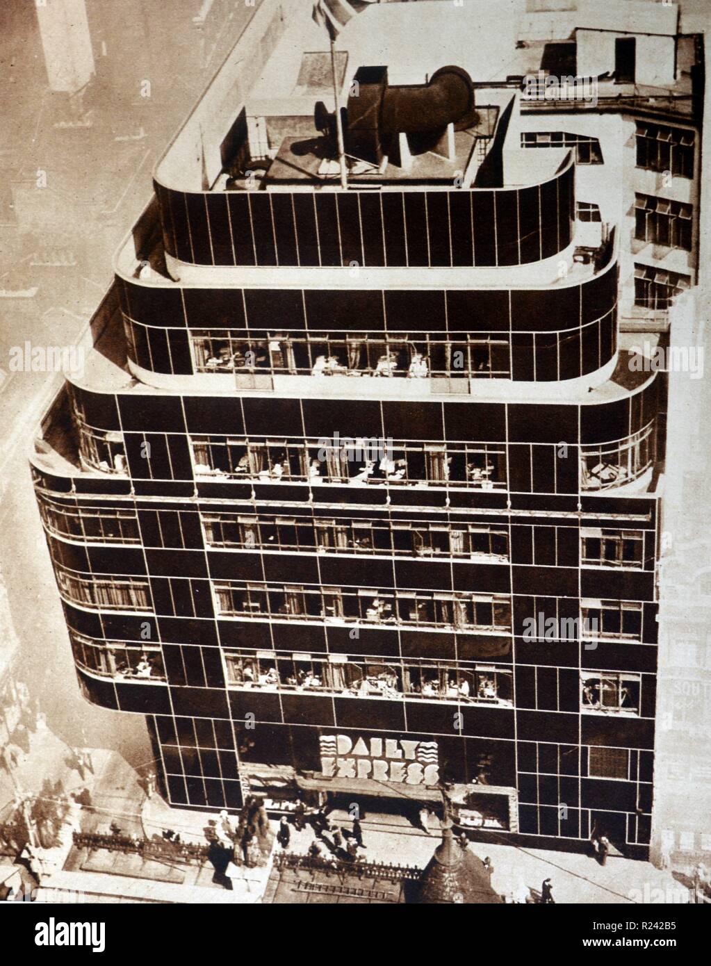 Der Daily Express Gebäude (120 Fleet Street, London) ist ein Grad II * denkmalgeschützte Gebäude in Fleet Street in der City von London entfernt. Es wurde 1932 von Ellis und Clark entwickelt als die Heimat der Daily Express Zeitung Es ist ein weiteres Beispiel der Kunst zu dienen - Deco Architektur in London. Stockfoto