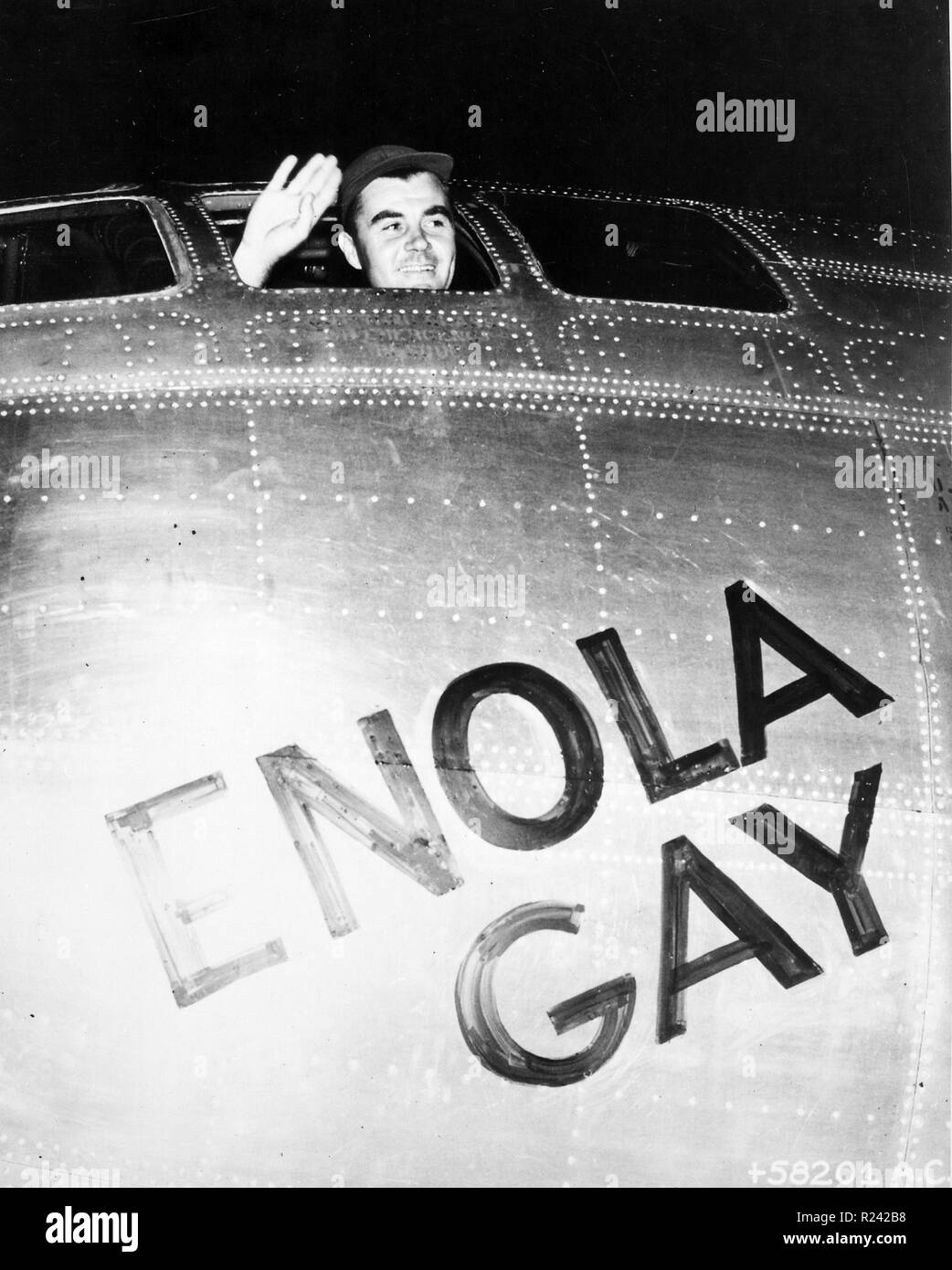 Colonel Paul Tibbets winken aus dem Cockpit der Enola Gay. Die Boeing B-29 am 6. August 1945, in der Endphase des Zweiten Weltkriegs, wurde das erste Flugzeug, das eine Atombombe zu fallen. Die Bombe, Code-named "Little Boy", war in der Stadt Hiroshima, Japan Stockfoto