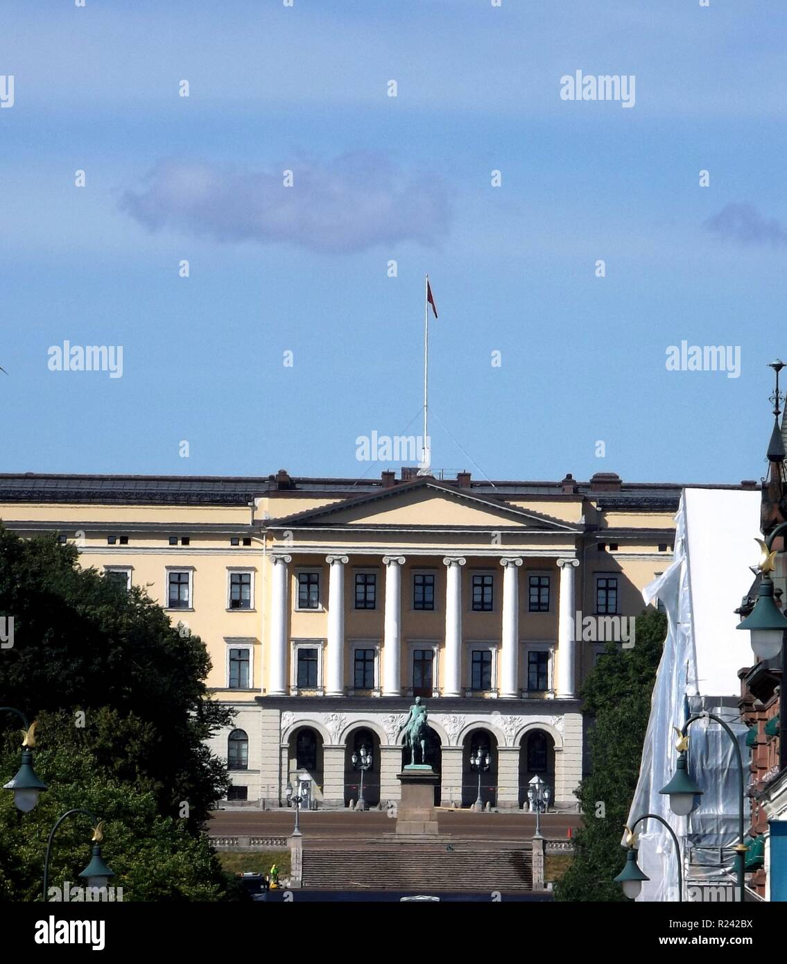 Der königliche Palast (Slottet oder formal Norwegisch: Det königlichen Slott) in Oslo wurde erbaut in der ersten Hälfte des 19. Jahrhunderts Stockfoto