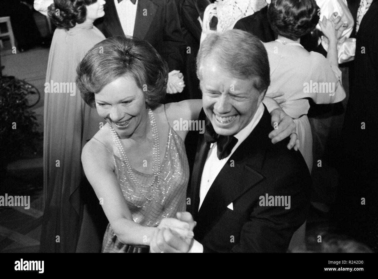 Foto von Präsident Jimmy Carter und First Lady Rosalynn Carter auf dem White House Congressional Ball tanzen. Fotografiert von Marion S. Trikosko. Datierte 1977 Stockfoto