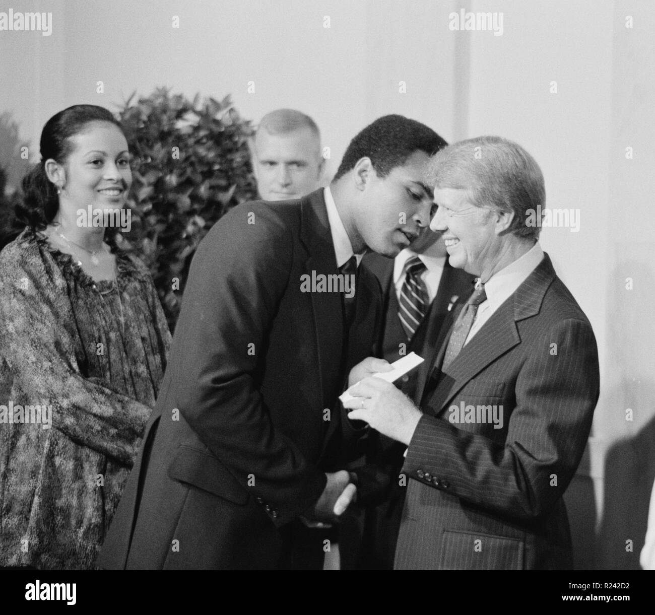 Foto von Präsident Jimmy Carter Gruß Mohammed Ali bei einem weißen Haus Abendessen feiern die Unterzeichnung des Vertrags Panamakanal, Washington D.C., fotografiert von Marion S. Trikosko. Datierte 1977 Stockfoto