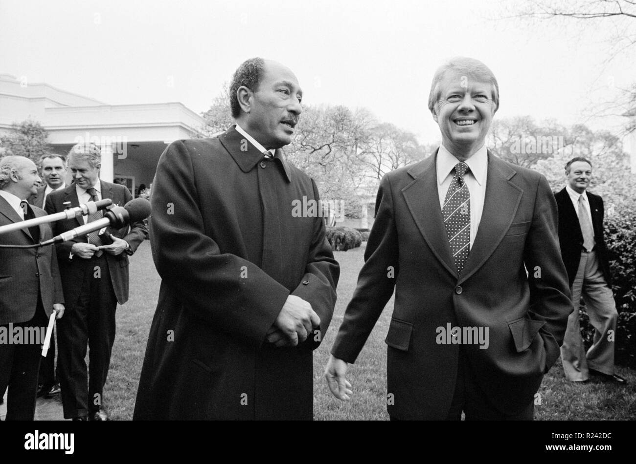 Foto des ägyptischen Präsidenten Anwar Sadat mit Präsident der Vereinigten Staaten Jimmy Carter im Weißen Haus. Datierte 1977 Stockfoto