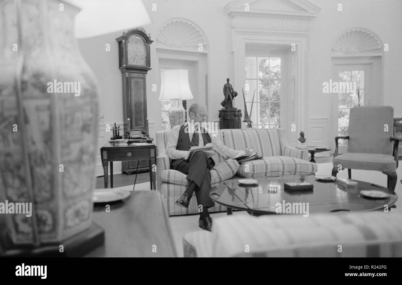 Foto von Präsident Gerald Ford (1913-2006) Vorbereitung auf seine erste Aussprache mit Jimmy Carter (1924-). Datierte 1976 Stockfoto