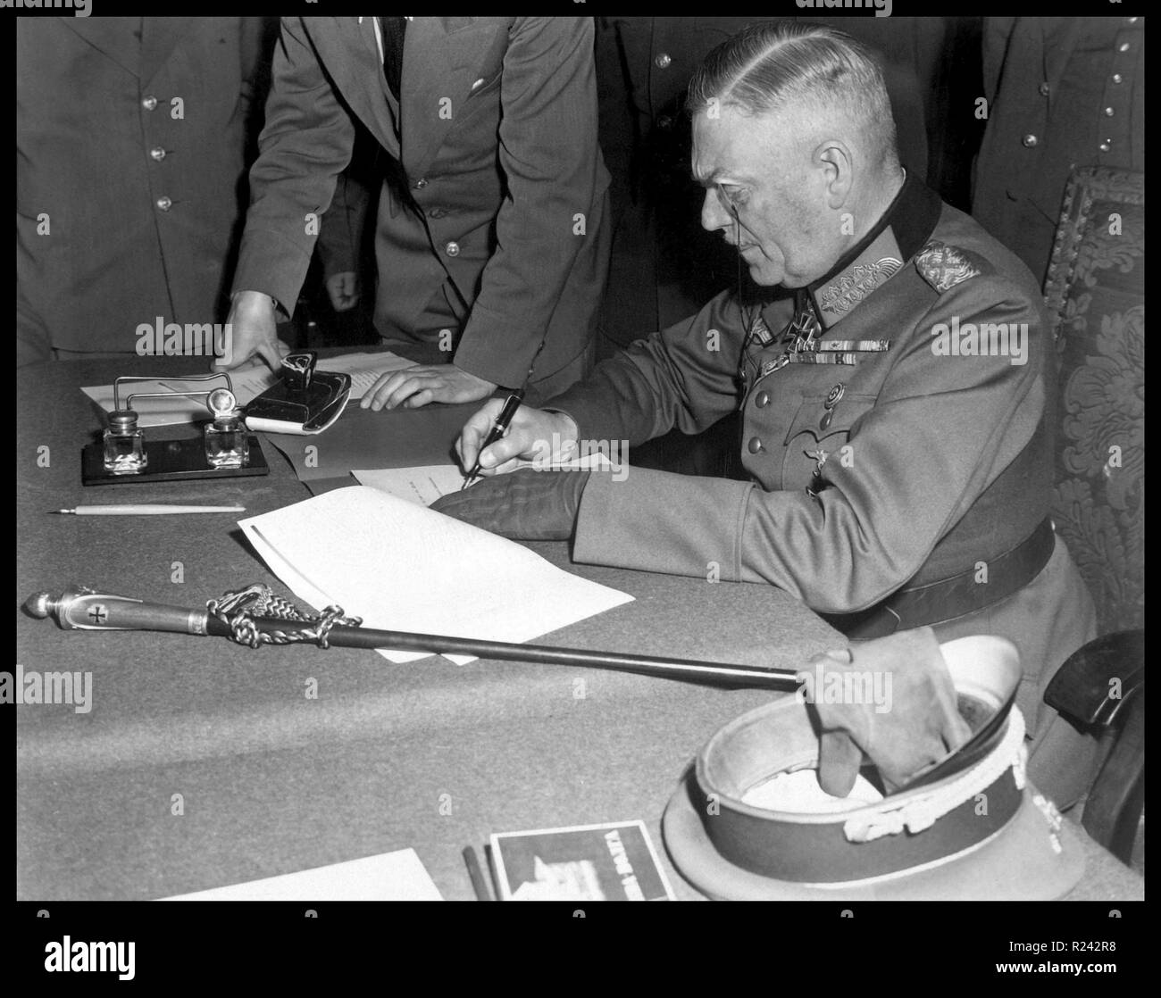 Generalfeldmarschall Wilhelm Keitel Unterzeichnung der Kapitulation für die deutsche Wehrmacht in Berlin am Ende des Weltkrieges zwei 1945 Stockfoto