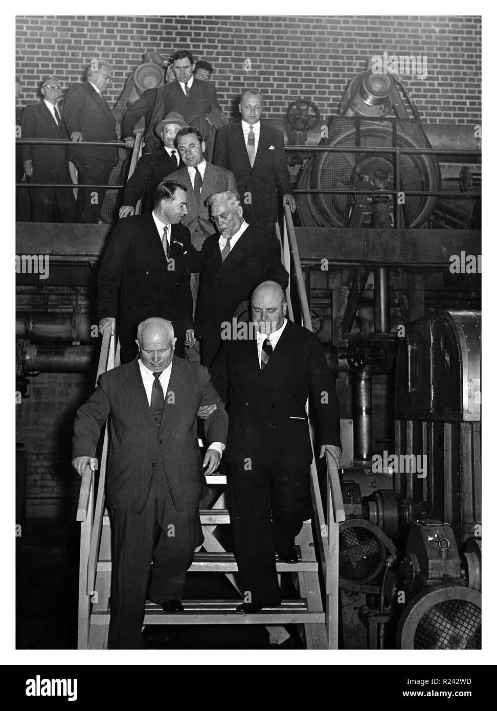 Juuso Walden und Nikita Khrushchev in Kaipola Papierfabrik. Juuso Walden (1907-1972) war ein finnischer Branchenführer und Unternehmer, 1960 Stockfoto