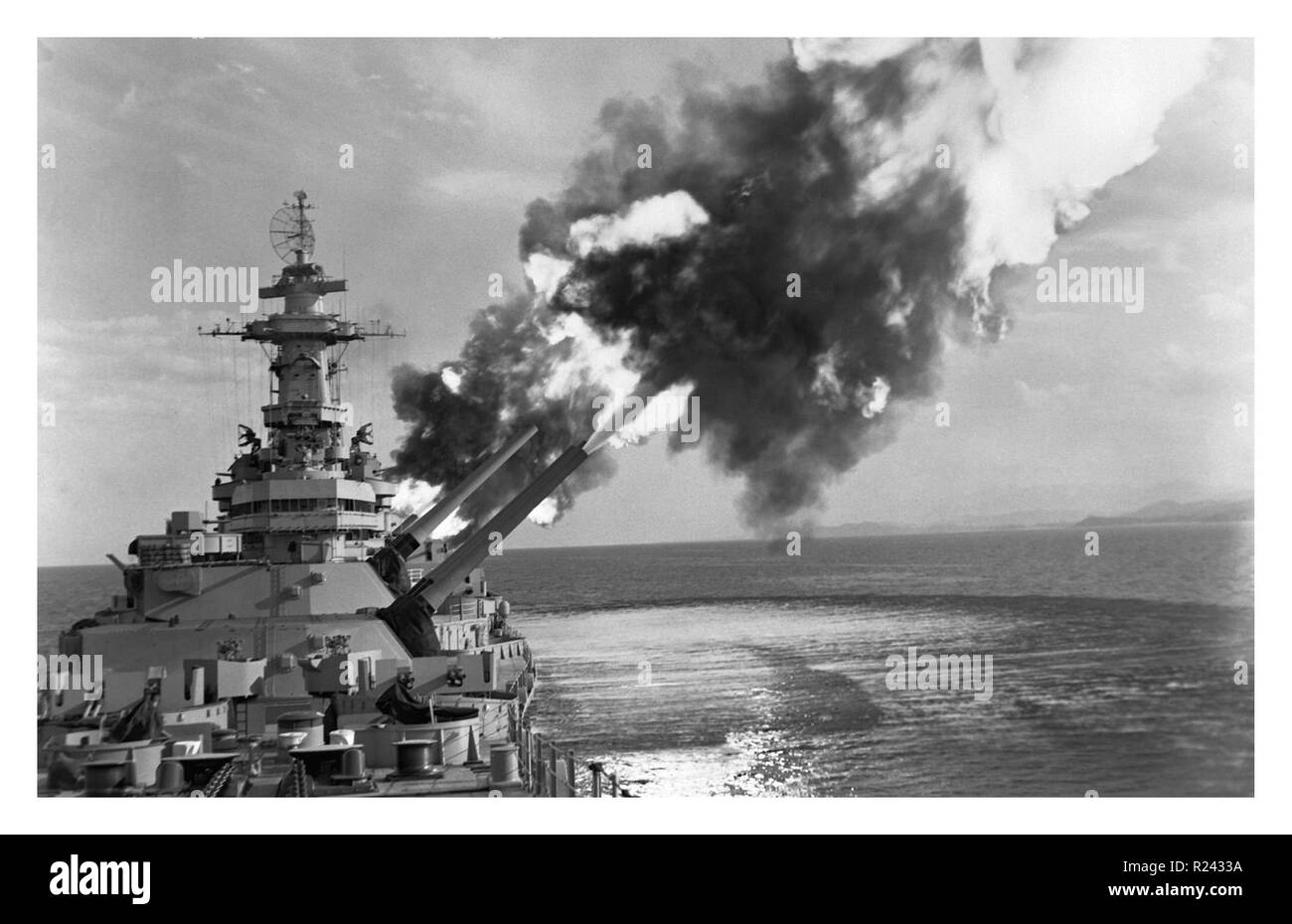 Zweiter Weltkrieg amerikanische Schlachtschiff in Aktion 1943 Stockfoto