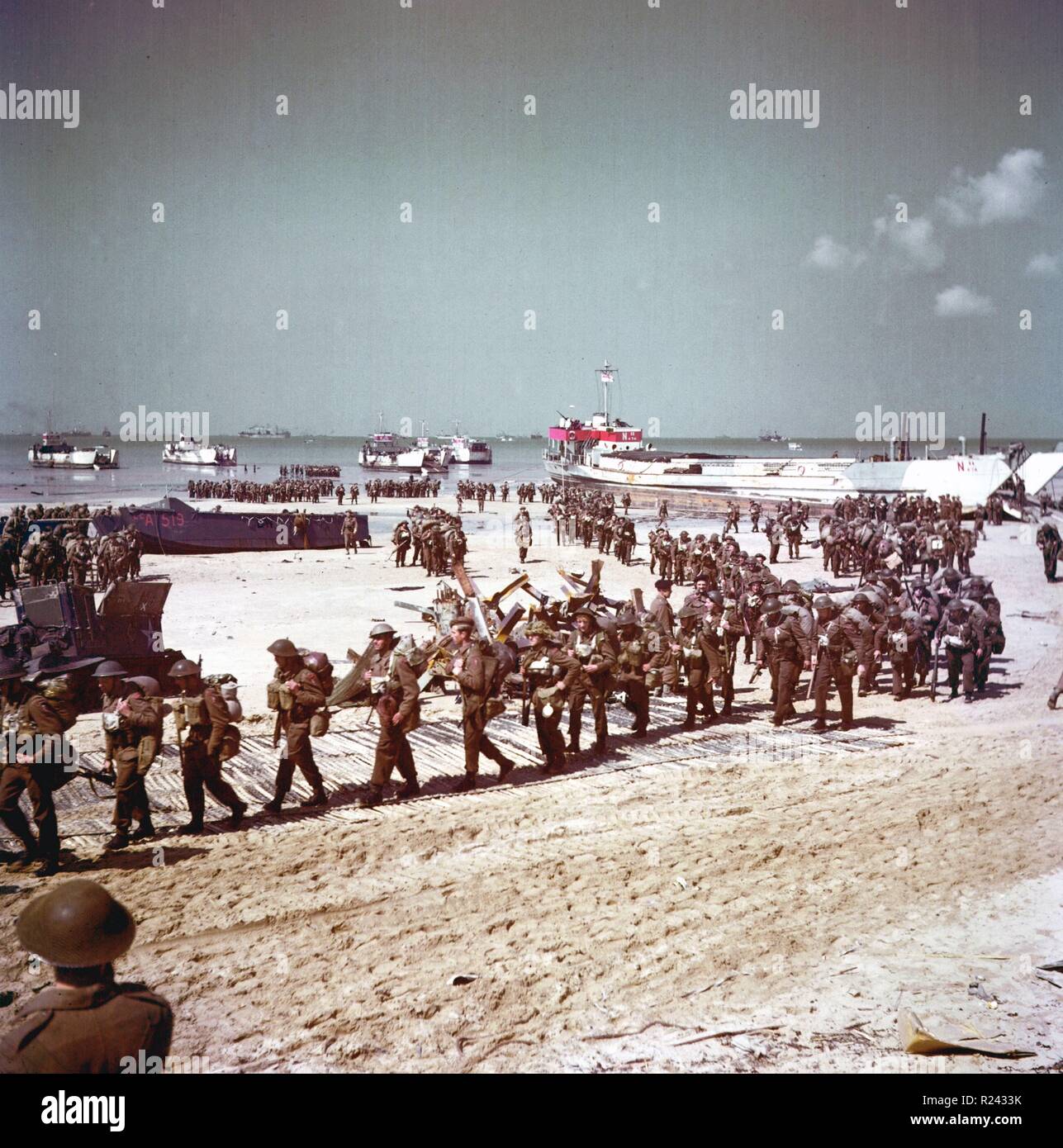 Britische Soldaten am Juno Beach während des zweiten Weltkrieges, d-Day Landungen in Frankreich 1944 Stockfoto