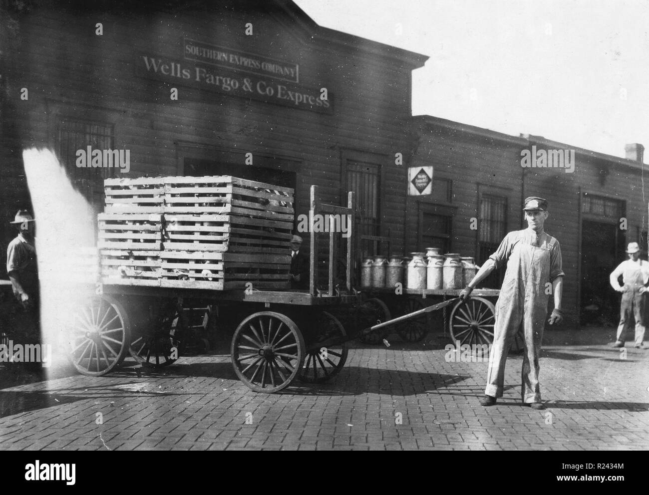 Expressmen vor einem Wells Fargo & Co Express Depot mit Karren voller Kisten und Milchkannen. Springfield, Missouri durch Lewis W. Hine. 1916 Stockfoto