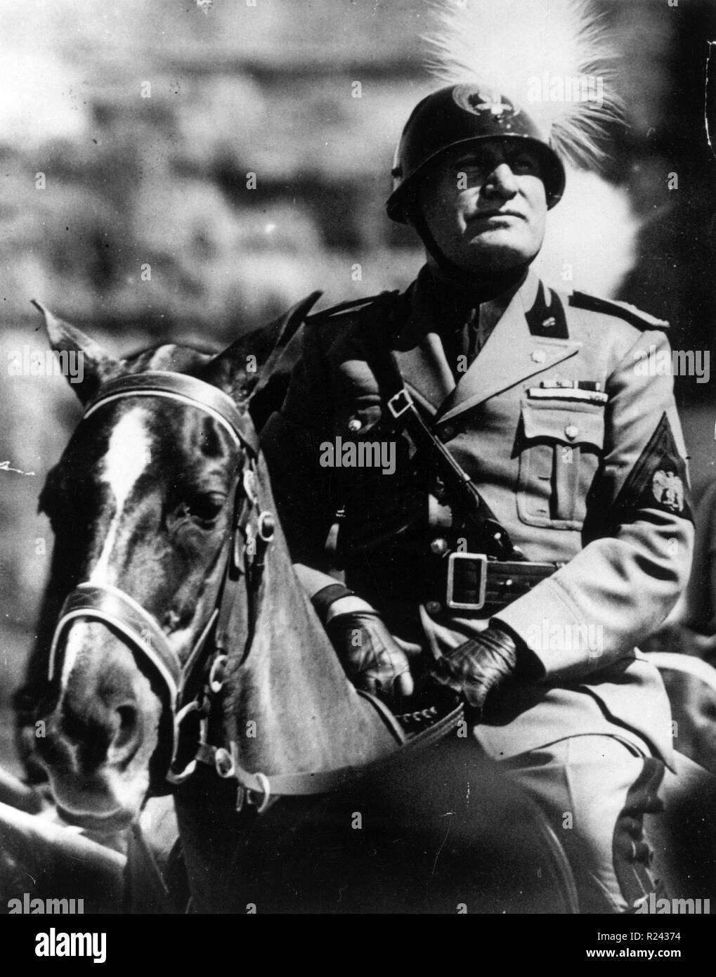 Benito Mussolini (1883-1945) italienischer Politiker, Journalist und Leiter der nationalen faschistischen Partei zu Pferd in Uniform 1936. Stockfoto