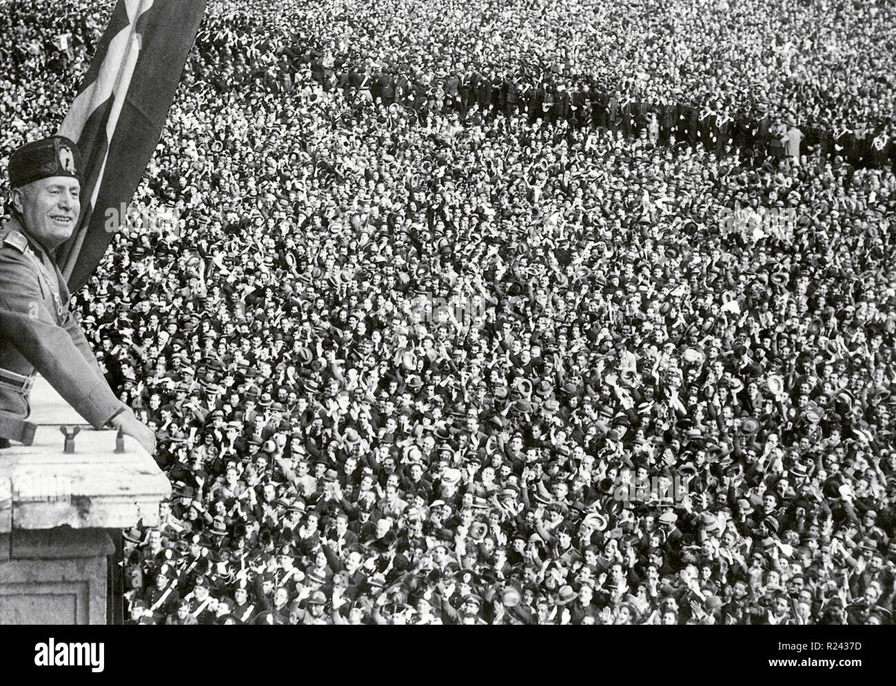 Benito Mussolini (1883 - 28. April 1945) italienischer Politiker, Journalist und Leiter der nationalen faschistischen Partei Adressen eine Rallye 1933 Stockfoto