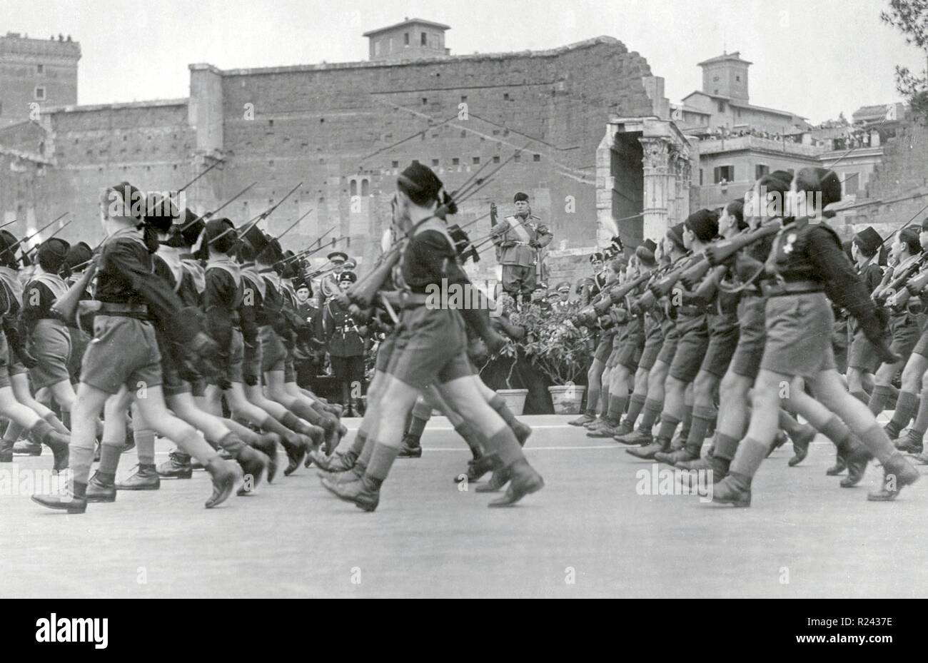 Benito Mussolini (1883-1945) italienischer Politiker, Journalist und Leiter der nationalen faschistischen Partei Bewertungen faschistische Jugend in Rom 1934 Stockfoto