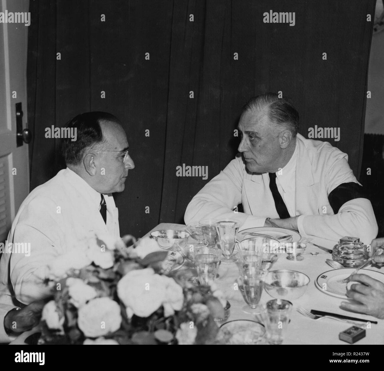 Präsident Getulio Vargas in Brasilien berät sich mit Präsident Roosevelt bei einer Konferenz an Bord eines US-1942 Stockfoto