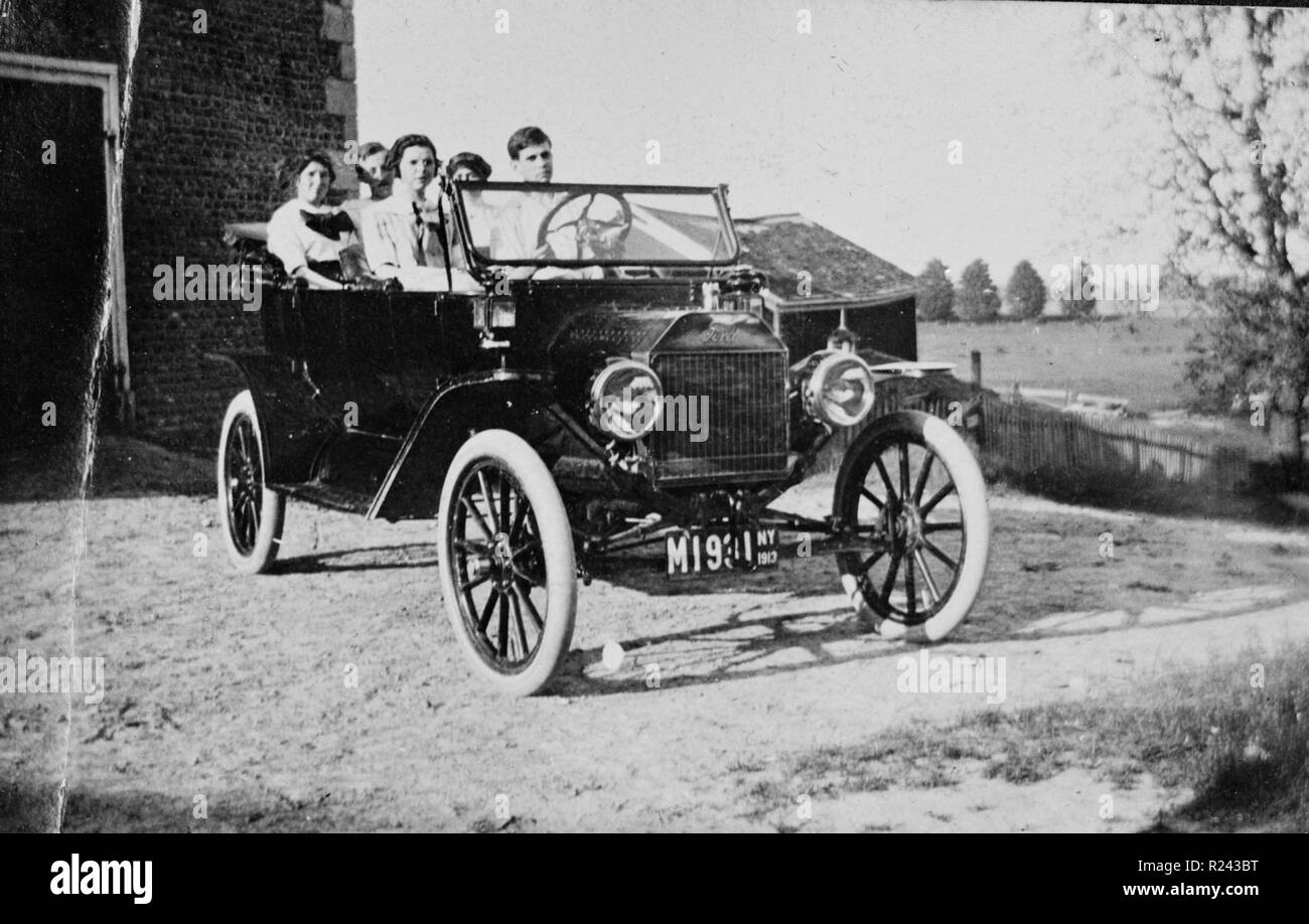 Foto von Auto und Ecke Remise. Datiert 1913 Stockfoto