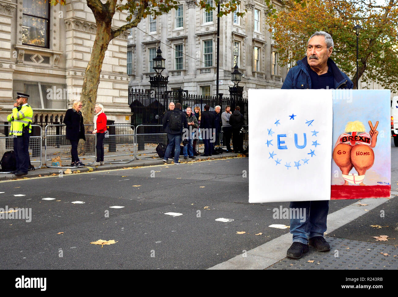 Kaya Mar, politischen satirischen Zeichner, in Westminster mit seiner Arbeit als Brexit ist im Parlament diskutiert 14. November 2018 Stockfoto