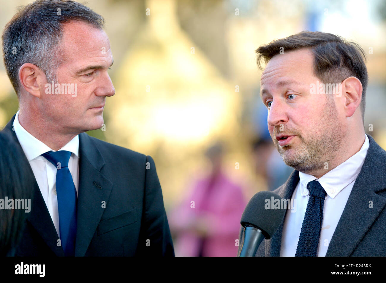 Peter Kyle MP (Arbeit: Hove) und Ed Vazey MP (Con: Wantage) über Brexit auf College Green, Westminster, London, befragt. 14. November 2018 Stockfoto