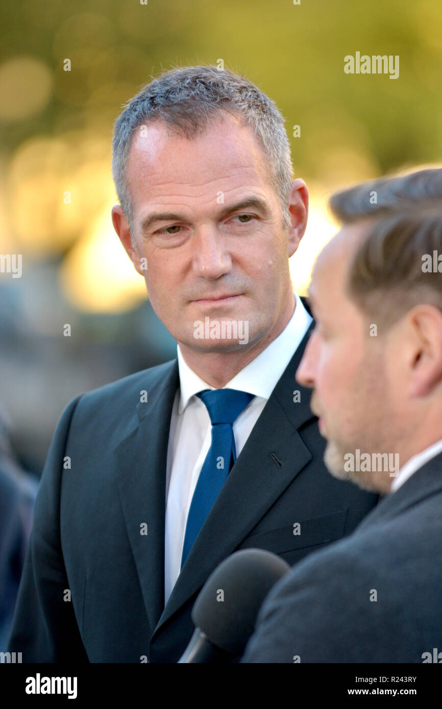 Peter Kyle MP (Arbeit: Hove) und Ed Vazey MP (Con: Wantage) über Brexit auf College Green, Westminster, London, befragt. 14. November 2018 Stockfoto