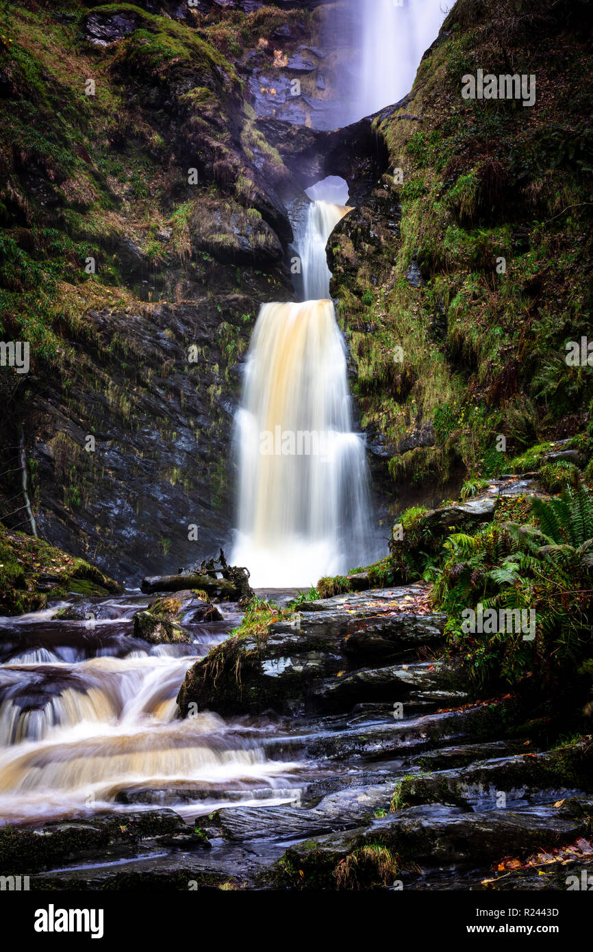 Herbst Bild von Pistyll Rhaeadr Wasserfall in Powys, Wales. Hohe Auflösung und lange Belichtung für einzigartige Farben und erfassen die Bewegung und Leistung Stockfoto