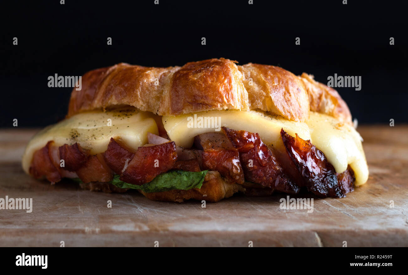 Seitenansicht croissant Sandwich mit geschmolzenem Käse und Schweinefleisch Stockfoto
