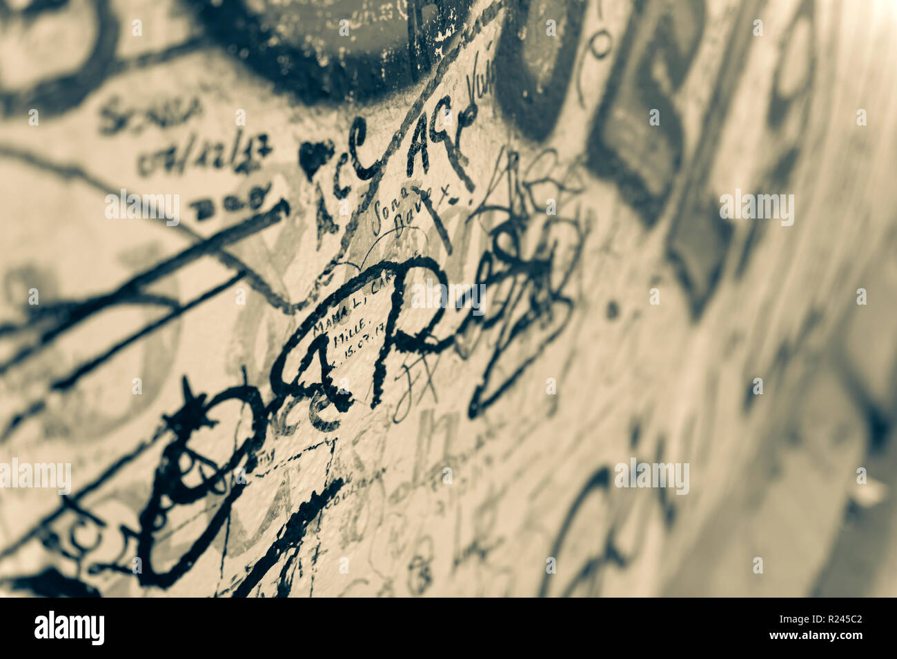 Ein Abschnitt des Graffiti auf der berühmten East Side Gallery an der Berliner Mauer, Berlin, Deutschland. Stockfoto