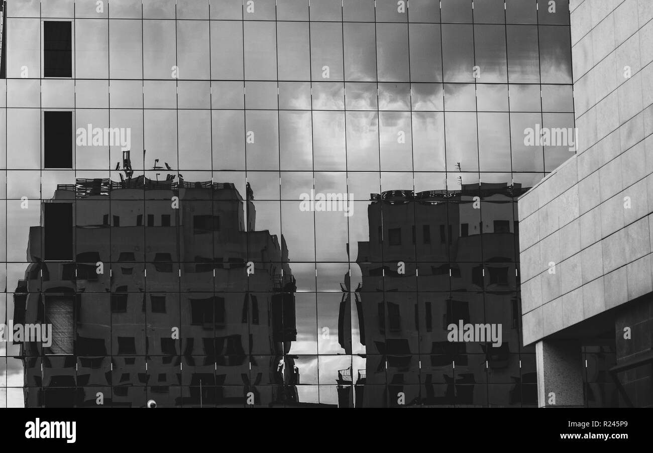 Abstrakten Reflexionen von Gebäuden in den Spiegel an der Wand, Malta Stockfoto