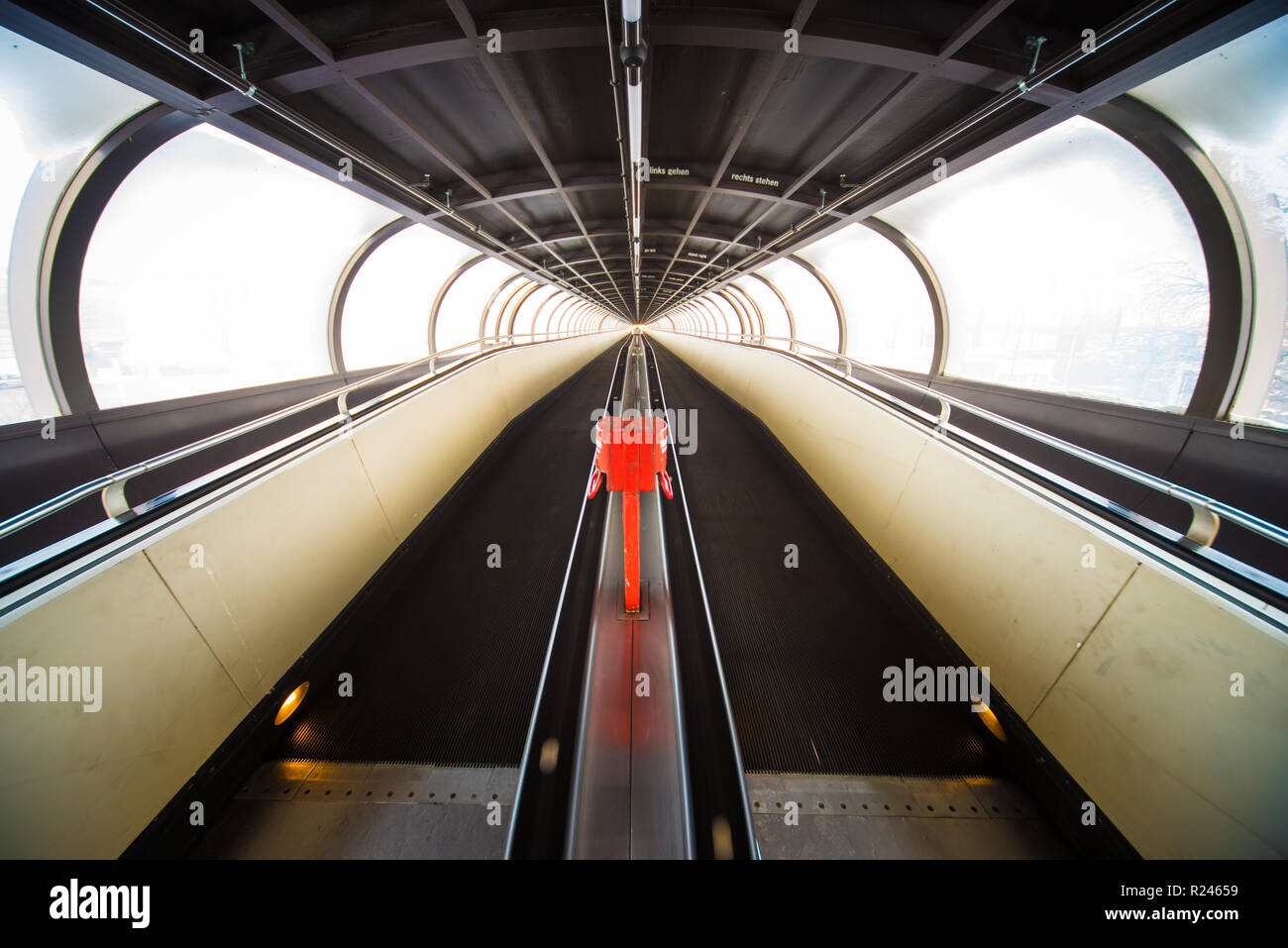 Travelator Fahrsteig Tunnel dynamische Perspektive, Messe Messe Düsseldorf Stockfoto